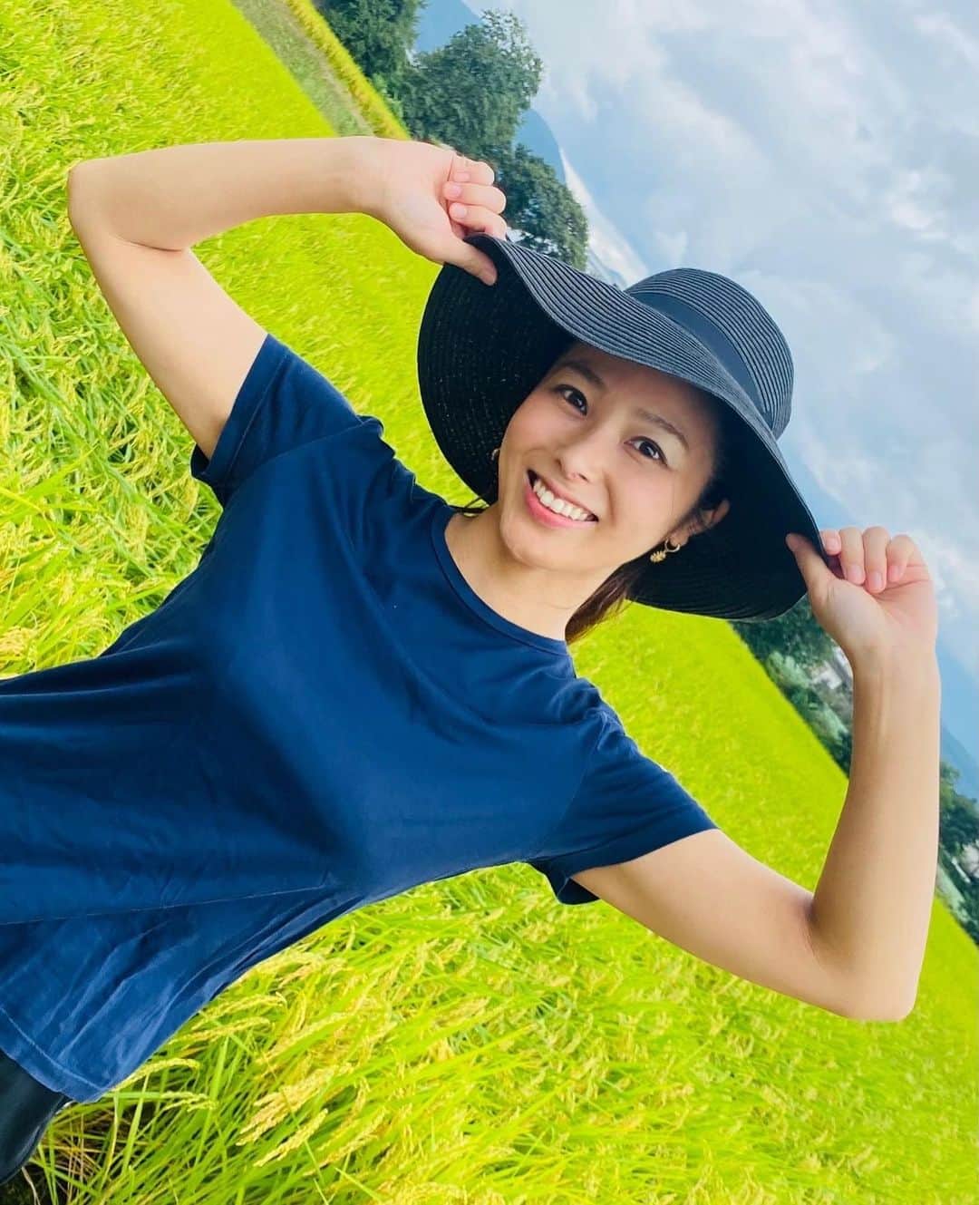 田中沙百合さんのインスタグラム写真 - (田中沙百合Instagram)「稲がバックでい〜ね👩‍🌾👍🌾🌾🌾」9月10日 12時14分 - tanaka_sayuri621