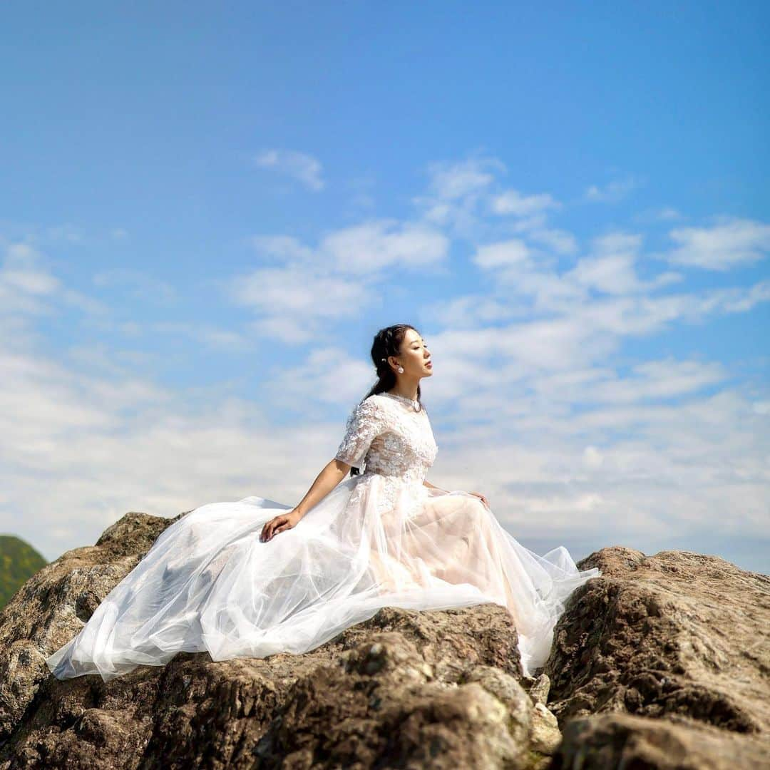 澤山璃奈さんのインスタグラム写真 - (澤山璃奈Instagram)「What a beautiful day🤍 #rina_bridetobe💍  Photo📸 @tatsuphotos  @kazefolio   #weddingdress  #weddingphotography  #前撮り」9月10日 7時01分 - rinasawayama