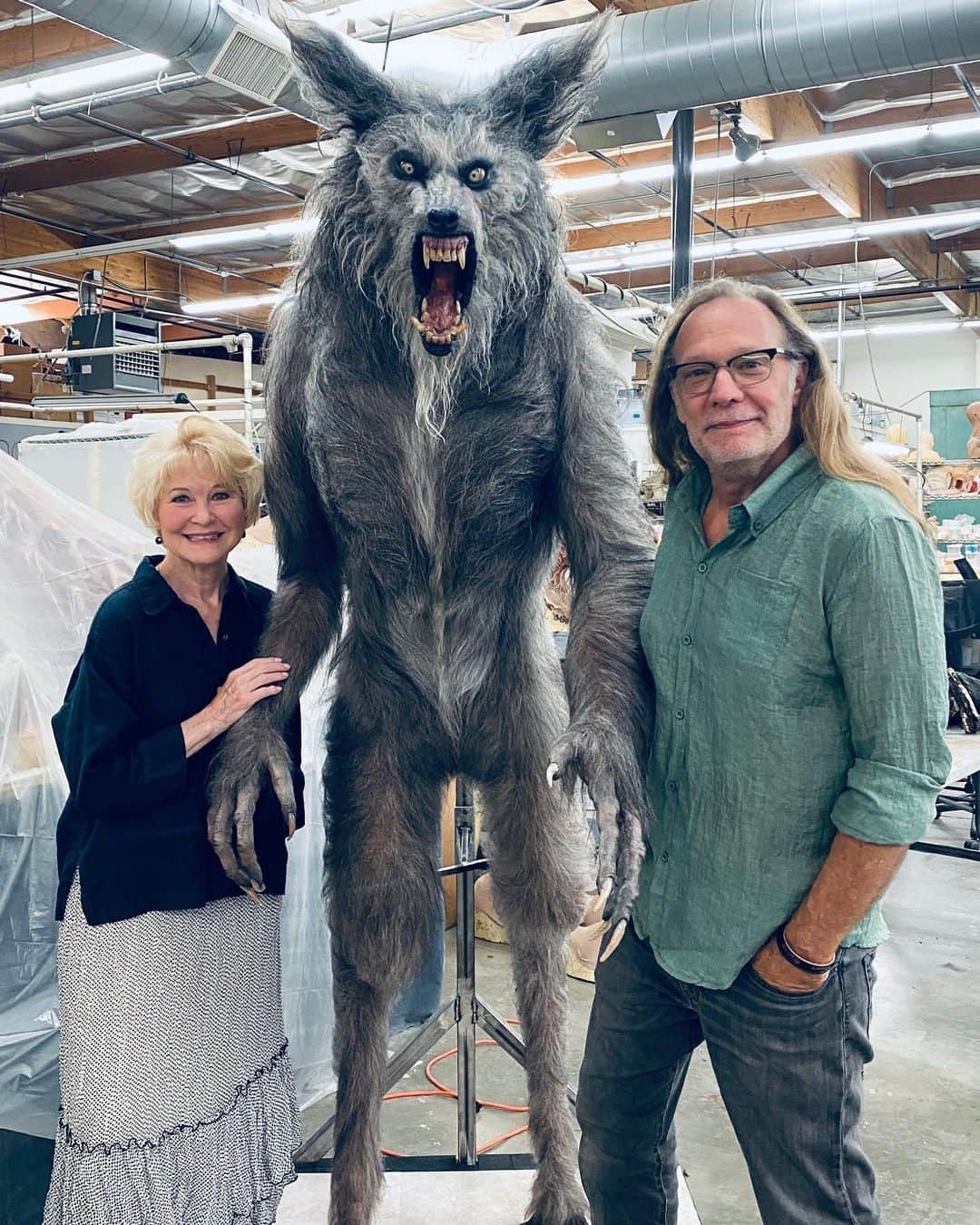 グレゴリー・ニコテロのインスタグラム：「Had a friend pop by the shop and see our restoration of the original werewolf rod puppet created by Rob Bottin for THE HOWLING!  This has always been one of the most revered creations in horror cinema so getting the chance to restore it with the help of @norman_cabrera_monsters @tomspinadesigns @beth_amber_hathaway @alexdiaz4121 @jeff_himmel Kathy Sulley, Caleb Schneider, Debra Galvez and others at KNB was an honor (especially after how well received our JAWS shark restoration has been on display at the Academy Museum in LA). So who better to inspect it than the one and only @thedeewallace an absolutely amazing woman and friend.  Those of you who saw THAT photo back in Cinefantastique magazine and watched this film know the impact it had on a legion of up and comers.  I’m very proud of this project and what it represents to so many of us!!! #thehowling #rodpuppet #joedante」