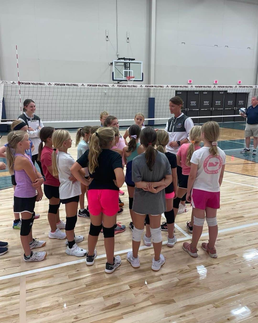 コートニー・トンプソンのインスタグラム：「It’s always a blessing to work with athletes that love playing. Grateful for the opportunity to train the amazing young ladies at @sanfordpentagonvolleyball! #SanfordSports Pumped for our fall league tourney tomorrow!」