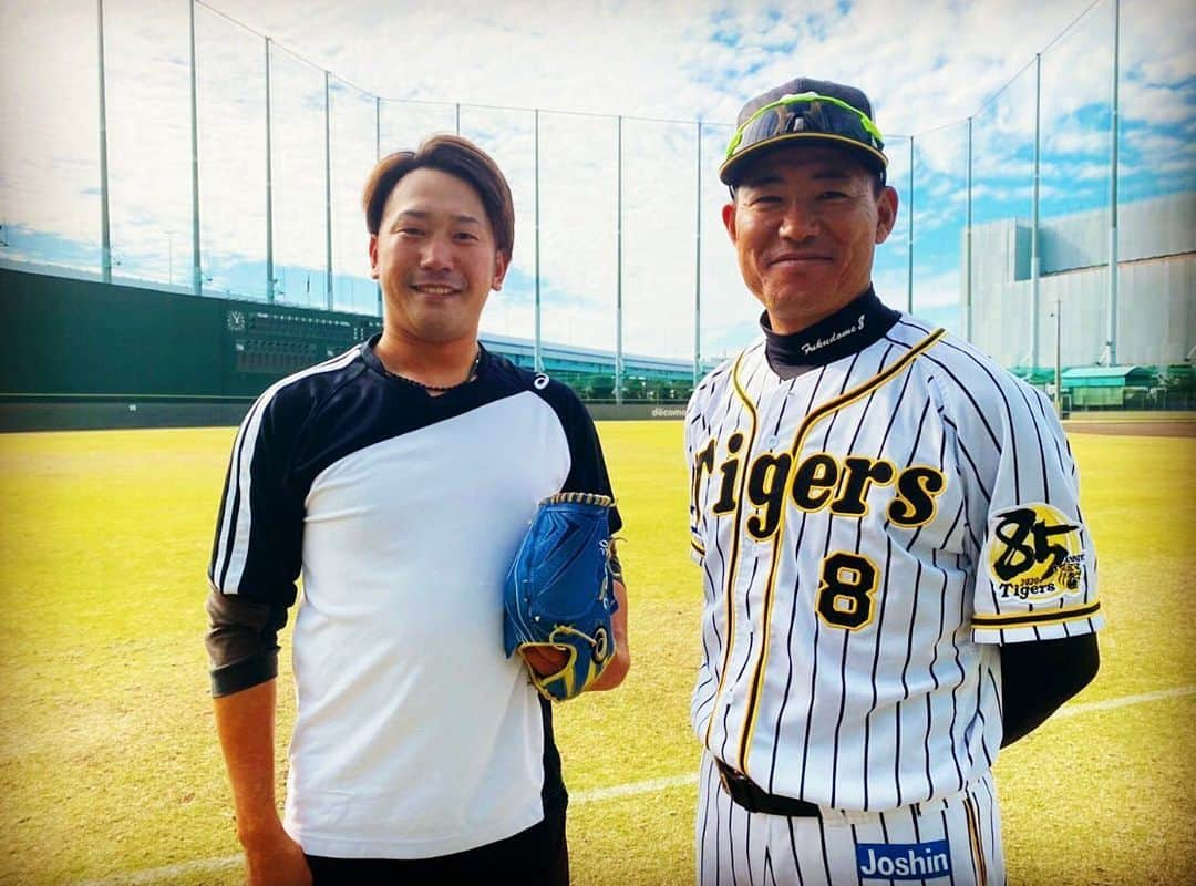 高野圭佑のインスタグラム：「孝介さん。24年間お疲れ様でした！！  形は全く違いますが、 2020年阪神を退団するタイミングが 一緒で最後の練習日に撮っていただいた1枚です。  この時は2020年のトライアウト受けると話をしたら、少し考えられた様子のあとに一言言葉をかけて下さいました。  その時の言葉と笑顔が僕はとても印象に残ってます  阪神在籍時は少しの時間でしたが 同じチームで勉強させて貰えて良かったです  「単純に野球が好きだったということ。僕はそれだと思っています。何をしていても楽しかった。うまくなったから楽しいではなく、うまくなりたいという気持ちを持って野球をやっているのが楽しかった」  良い言葉ですよね。  #福留孝介　さん #阪神タイガース #高野圭佑　  （※今日は独立リーグのシーズンの終わりをかけて茨城アストロプラネッツさんと対戦します。楽しもう）」