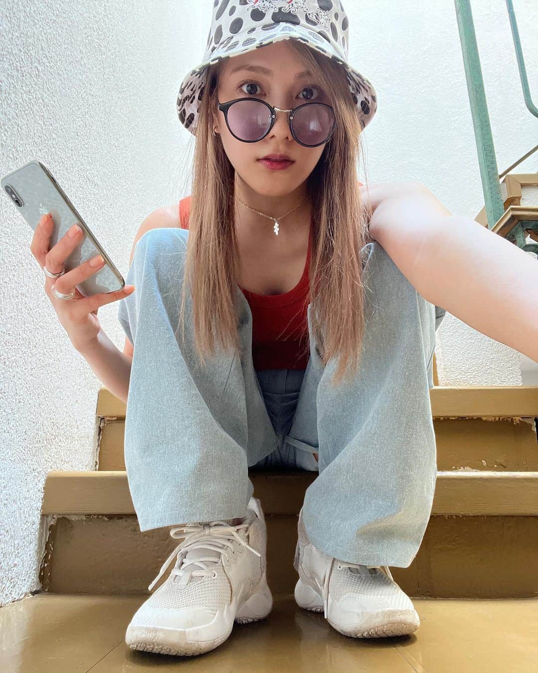 入山杏奈のインスタグラム：「Tomar fotos en las escaleras siempre da flow. ❤️‍🔥  ディズニーのバケハ私服で使ってる😂♡」