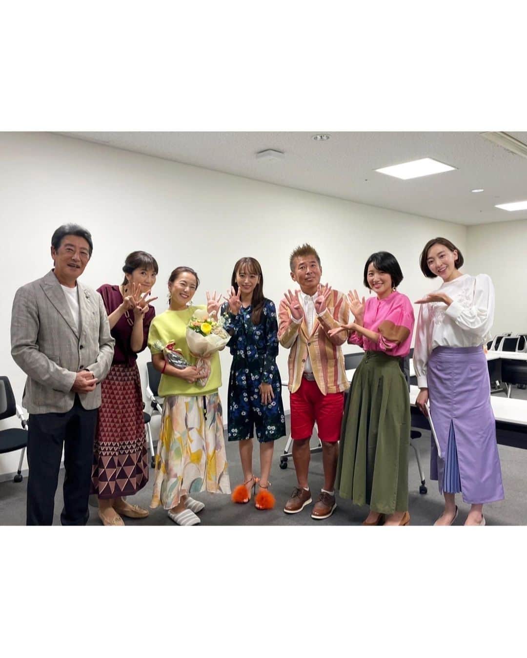 近藤千尋のインスタグラム：「子供達が寝てやっと一息🥰  #旅サラダ　生放送📺 ありがとうございました💕☺️ 今回私は長野のロケに行かせていただきました❣️ パワースポット巡り🌕🤍🤍 一人での旅を25分もテレビで流していただけて ほんとにありがたい時間でした😭❤️ ずっと行きたかった分杭峠にも行けて 上高地や温泉♨️にも行けて。。。 こんな素敵な機会を下さった番組と ひーぼぉくん、子供達に感謝🫂です💓 スタジオでも、みなさんあたたかくて 幸せな土曜日でした🍀  あ、長女の歯が一本抜けた記念日💕🦷  今日のスタジオ衣装👚  ウェア @plan_c_official  アクセサリー @e.m.portrait  シューズ @gianvitorossi  ロケ衣装👚  ウェア @geneheavens_official  バッグ @addculumn_official  アクセサリー @unoaerre_japan」