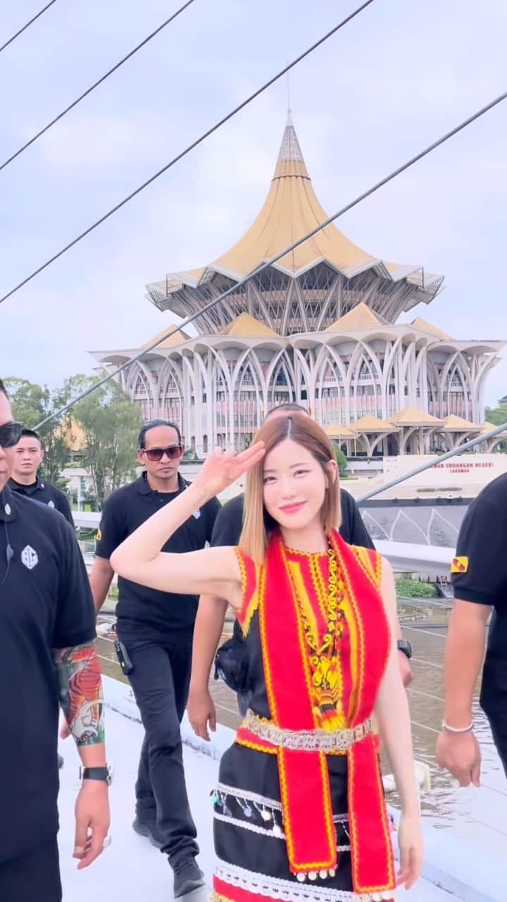 Dj Sodaのインスタグラム：「다들 명절음식 많이 먹고 적게 찌세요!!😋😋 Saya amat suka baju tradisional Bidayuh💛❤️🖤」