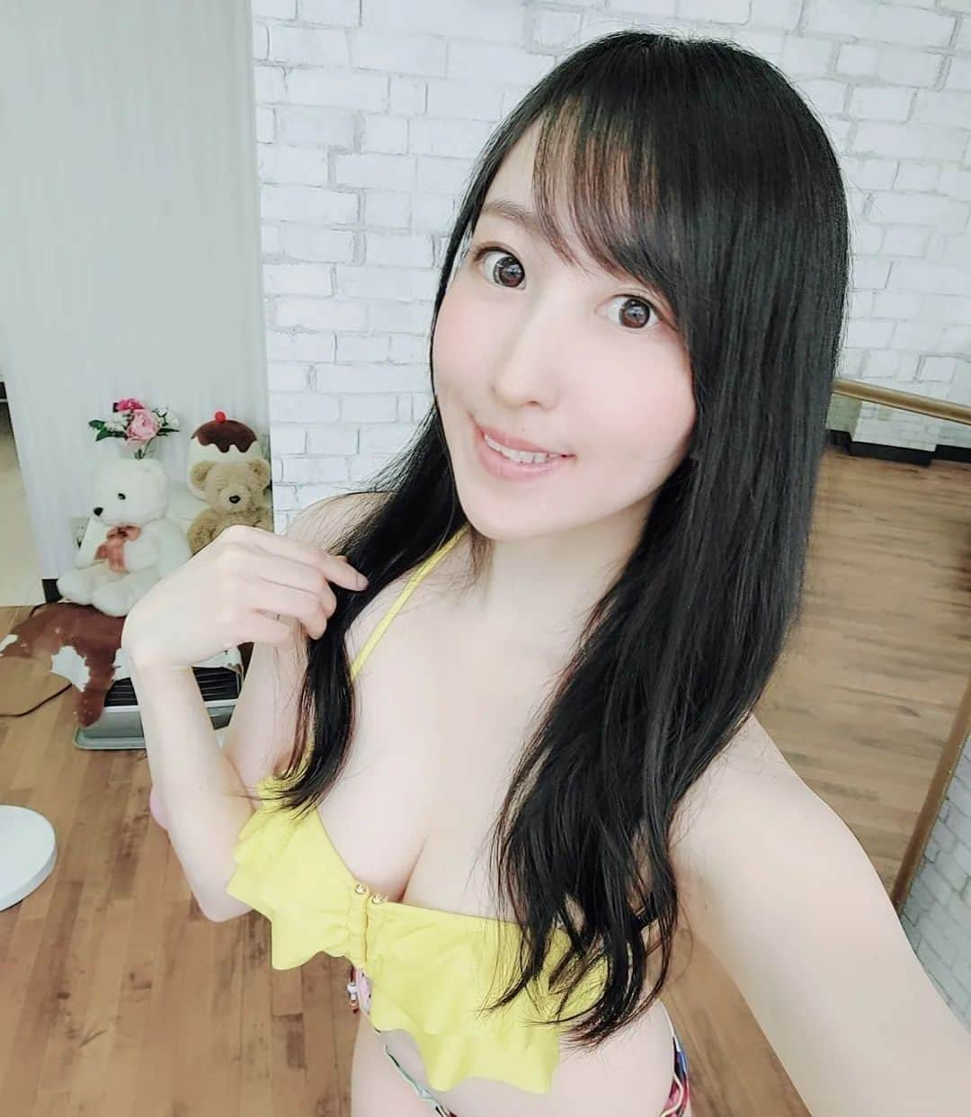 如月さやのインスタグラム：「Yellow😳👙🍍🍊🍌 最近黄色の水着よく着てます😋🌟✨️  #グラビア #モデル #yellow #vikini #ootd #summer #love #like #fashion #instafashion #followme #follow」