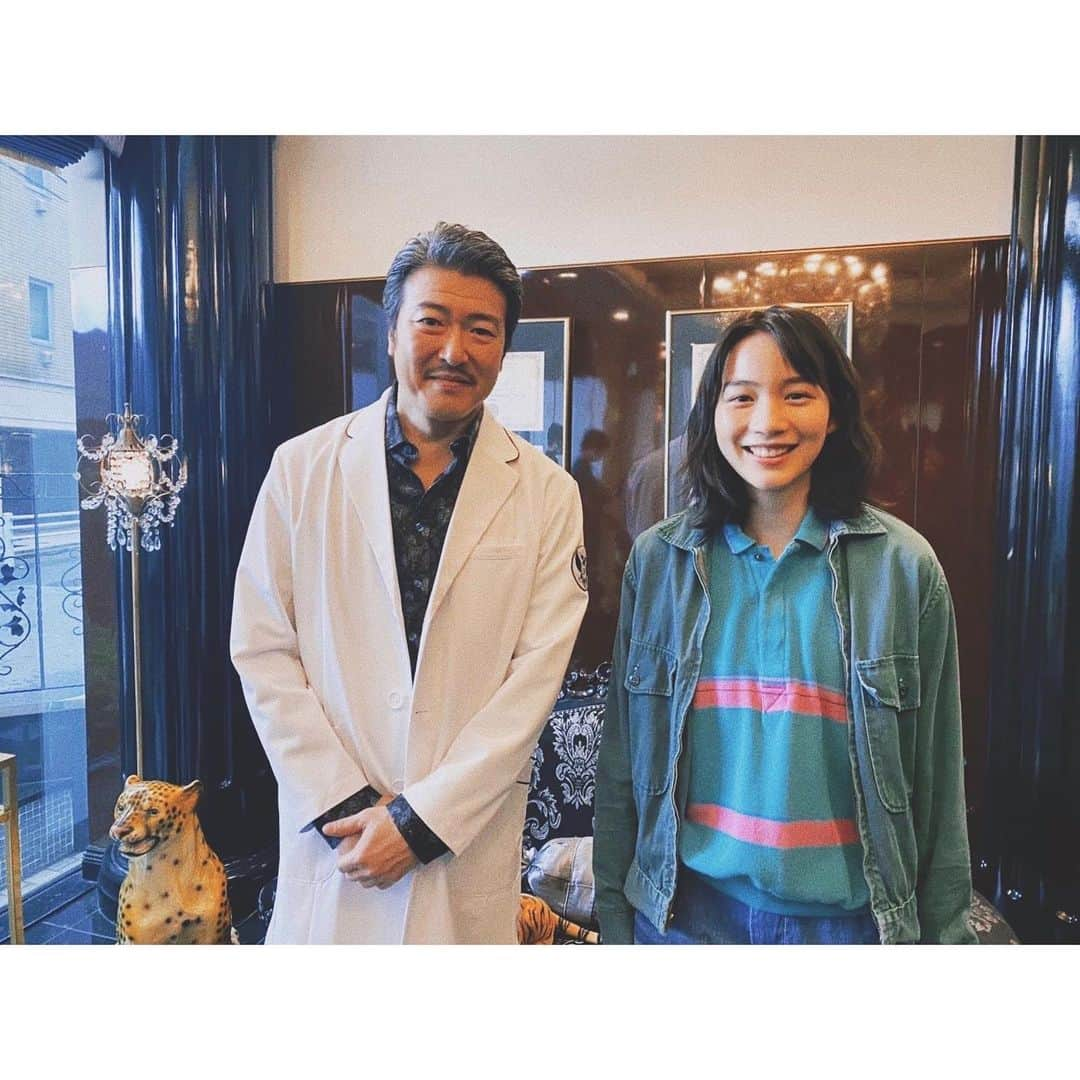 のん（能年玲奈）さんのインスタグラム写真 - (のん（能年玲奈）Instagram)「映画 #さかなのこ 、オモシロセレブ歯医者さん役の #豊原功補 さんと！ 歯医者さん面白かったなー🦷 現場でも楽しかったけど、繋がったのを観てより一層笑いました！」9月10日 21時53分 - non_kamo_ne