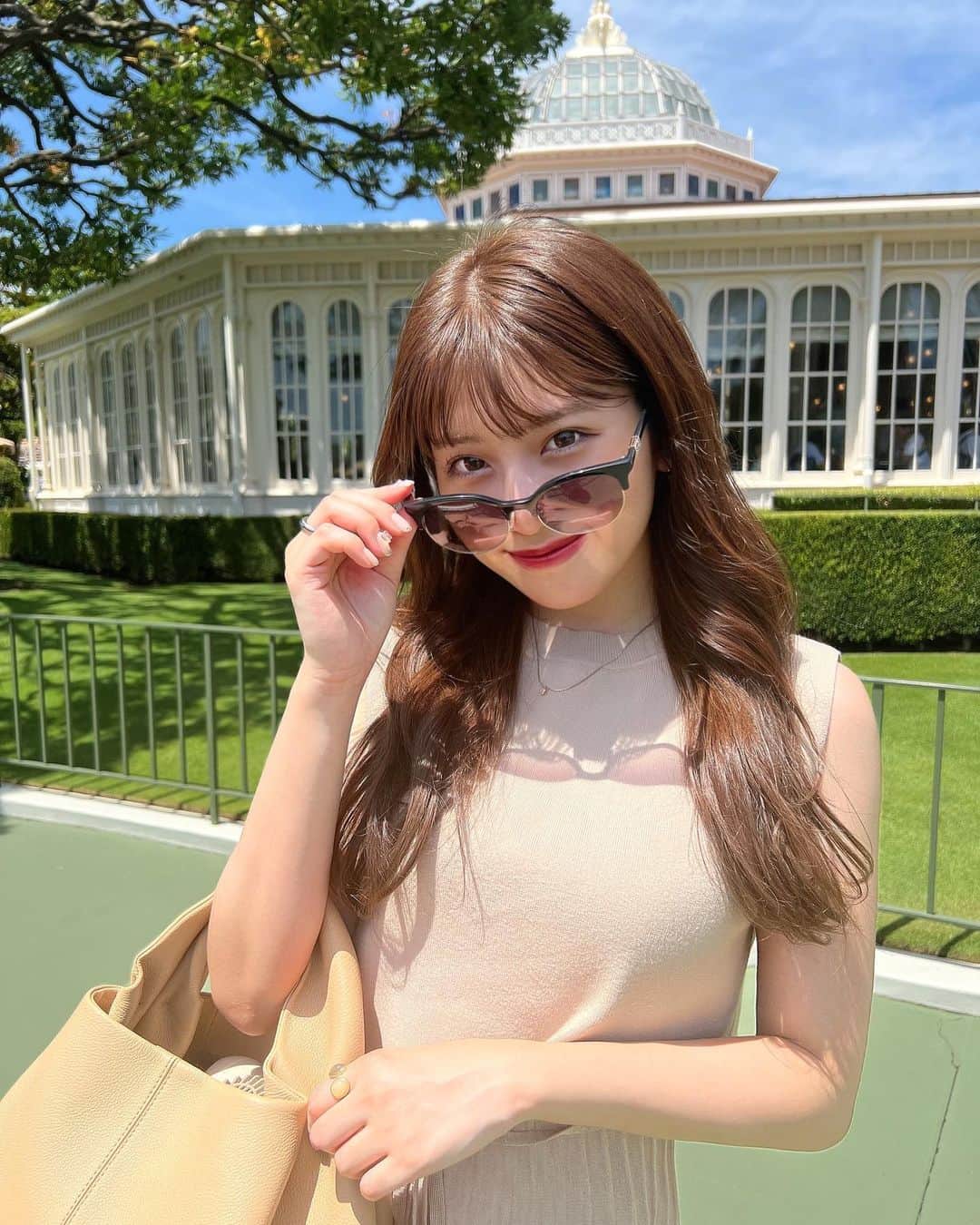 のインスタグラム：「ここはどこでしょう〜？？ . . 正解は…夢の国でした🏰 みんなわかった？😽」
