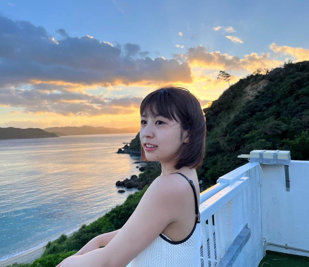 岡田美里さんのインスタグラム写真 - (岡田美里Instagram)「初めての奄美大島へ🏝  天気にも恵まれて、透き通る海を眺めながら、のんびりした時間を過ごすことができました🫧  やっぱり夏と海が大好きやな〜と再確認しました🥹  #奄美大島 #海 #夕焼け #夏休み」9月10日 13時51分 - okada__misato