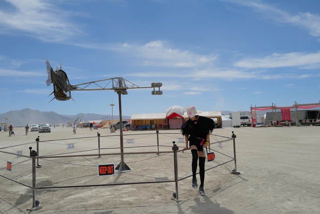 西澤絵理さんのインスタグラム写真 - (西澤絵理Instagram)「. Burning Man 2022🐫🌵 サンタモニカからキャンプまで車で16時間🔥 行く途中の景色もすごく綺麗だったけど、 ブラックロックシティはもっとすごかった‥🥺  Burning Manの投稿続きます❤️‍🔥 . #burningman #burningman2022」9月10日 14時44分 - eriyogacat