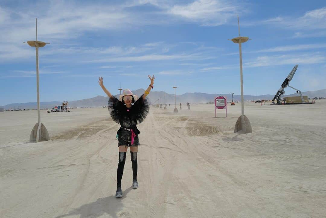 西澤絵理のインスタグラム：「. Burning Man 2022🐫🌵 サンタモニカからキャンプまで車で16時間🔥 行く途中の景色もすごく綺麗だったけど、 ブラックロックシティはもっとすごかった‥🥺  Burning Manの投稿続きます❤️‍🔥 . #burningman #burningman2022」