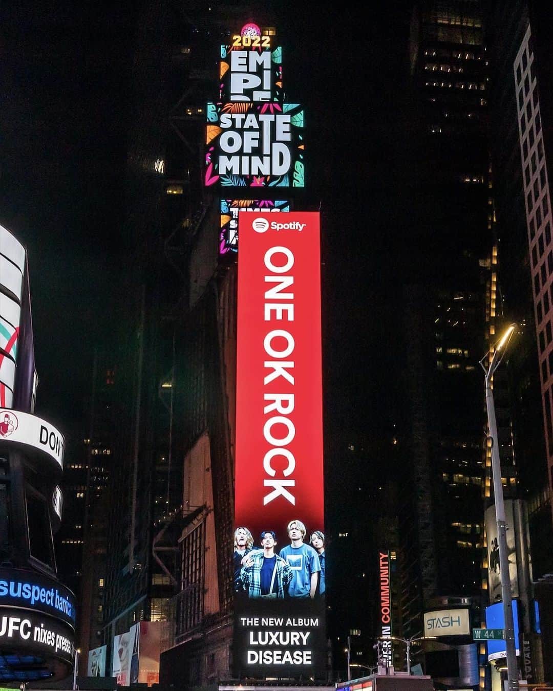 Taka のインスタグラム：「Cant wait to start this tour!!! Thank you for the love Times Square. #luxuarydisease  @Spotify @SpotifyJP」