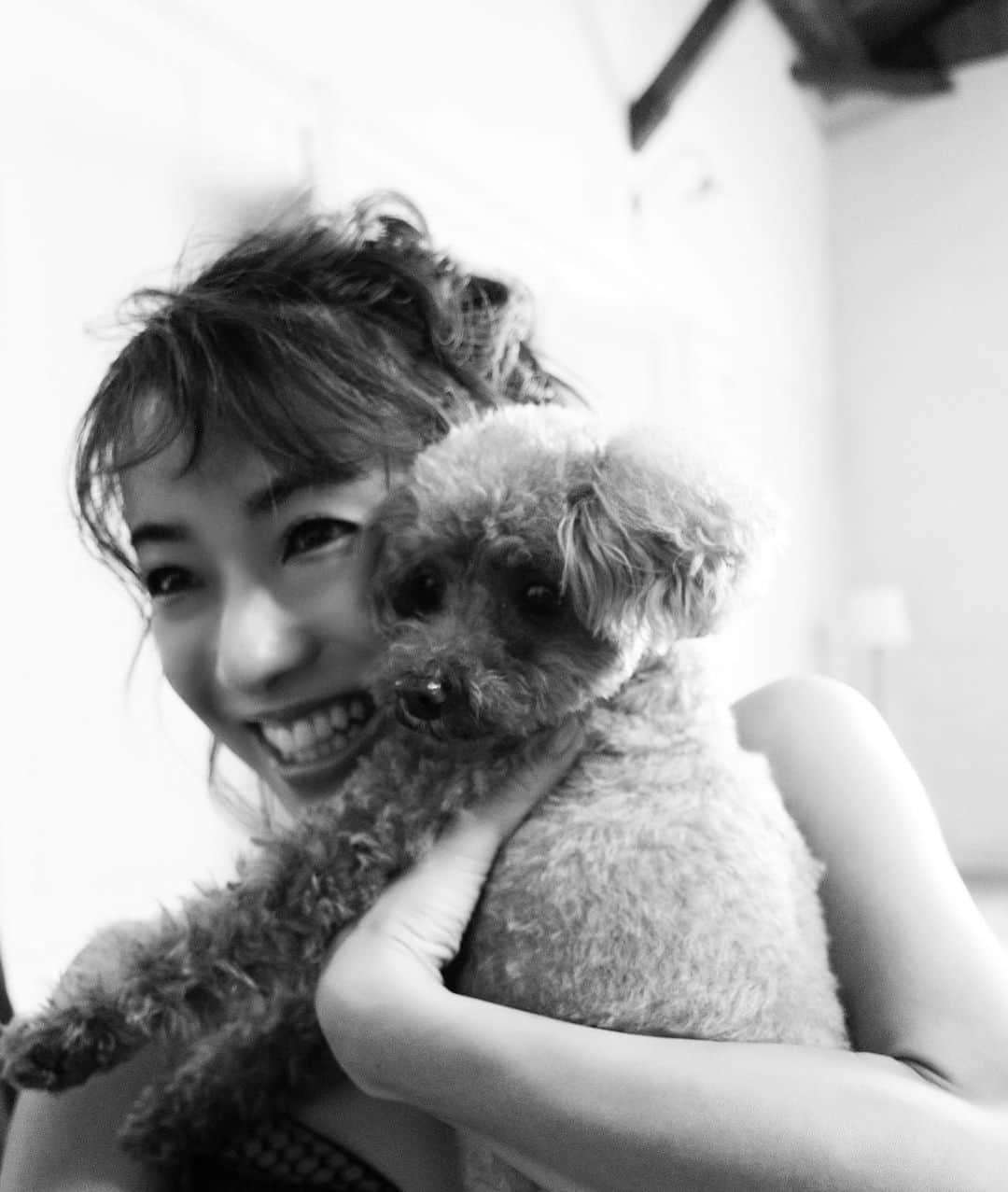 内山理名さんのインスタグラム写真 - (内山理名Instagram)「ティンクとわたし。  ちゃんとカメラ目線をするティンク。 あー毎日愛おしくて♡  似てると言われたけど、髪の毛クリンクリンにしていたからかなぁ？ちょっと嬉しかったわ🤭  #mylovelydog」9月10日 15時20分 - rinauchiyama_official