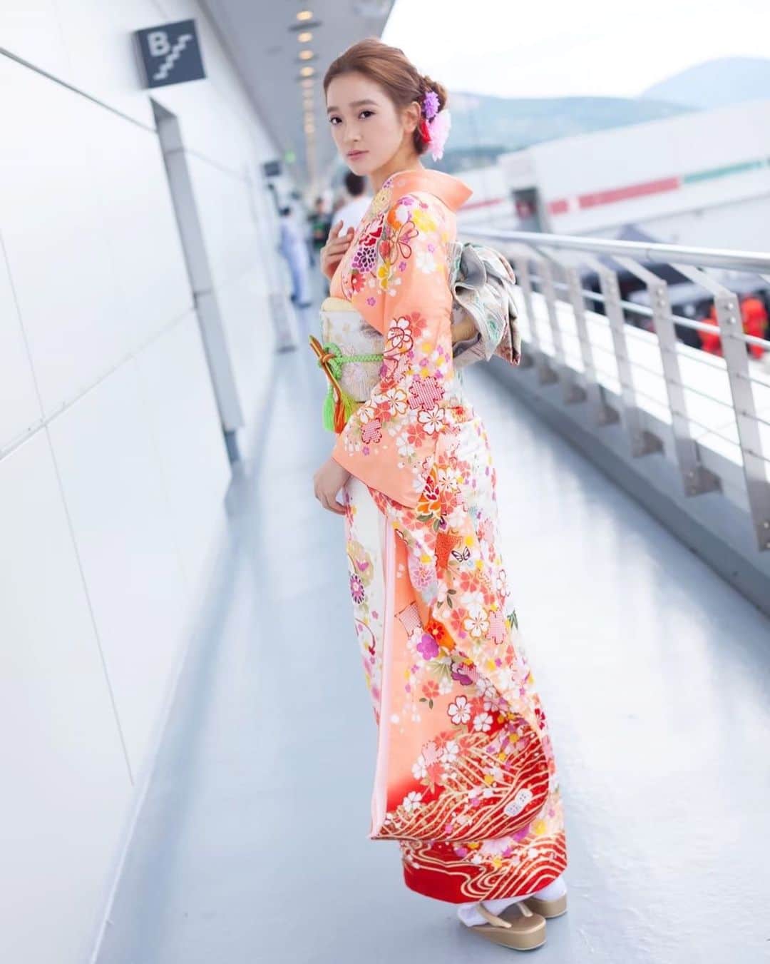 太田麻美のインスタグラム：「明日は、FIA WEC富士グリッドセレモニーガールとして富士スピードウェイに居ます👘🎌  タイムスケジュールです✨ 現地へ来られる皆さん宜しくお願いします🫶🏻  【タイムスケジュール】 10:15-10:45 GRID WALK&CEREMONY 11:00-17:00 FIA WEC決勝レース6h 12:00-12:30 グリッドセレモニーガールズ&ボーイズステージ　　　　　　　　　　　　　 17:15- 暫定表彰式  #wec #wecfuji #wecfuji6h #japanesegirl #japan #富士スピードウェイ #着物 #袴」