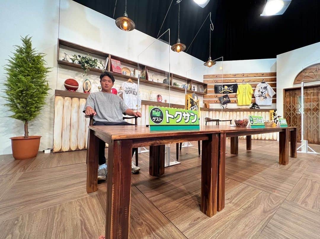 のインスタグラム：「今日は福岡県へ🍜 テレQなう⚾️ ソフトバンクvsオリックス @京セラドーム大阪 18:00〜 トクサンのTwitterで生配信しまーす🙌✨  こちらもチェックー💁‍♂️ やじうま実況 https://www.youtube.com/watch?v=VGWUj99x56g」