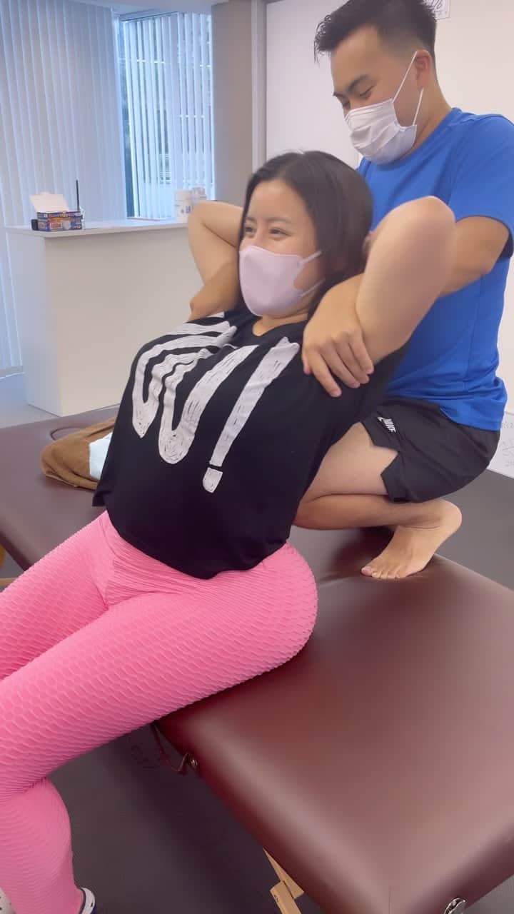 のインスタグラム：「最近の悩み🥲慢性的な肩こり🥲🥶😱 肩甲骨がみえなくなるほど、肩こりがひどくて、、、  気になっていた @zenis_gym さんへ🥺  @zenis_gym さんのストレッチは、外側だけの筋肉だけでなく、内側にもアプローチできるよう、ストレッチを色んな角度からしてくださるので、60分間だけで、身体がすごく軽くなるし、楽になった🤣🤣短い時間で、しっかりアプローチして効果がはっきりわかるの🧐  私と同じで肩こりに悩む方は、一度体験してみて🔥🔥 かなり肩まわりが楽になったので、 次回は、母と一緒に予約しました💓  @zenis_gym さんありがとうございました🌟🌟  #人生が変わるストレッチ #ZENIS #六本木 #ストレッチ #パーソナル #メンテナンス #体質改善」