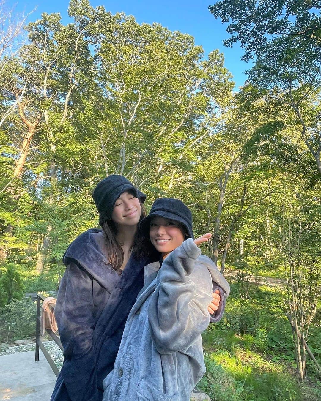 紺野ゆりのインスタグラム：「トレーナーのさえちゃんと🌿  #テントサウナ」