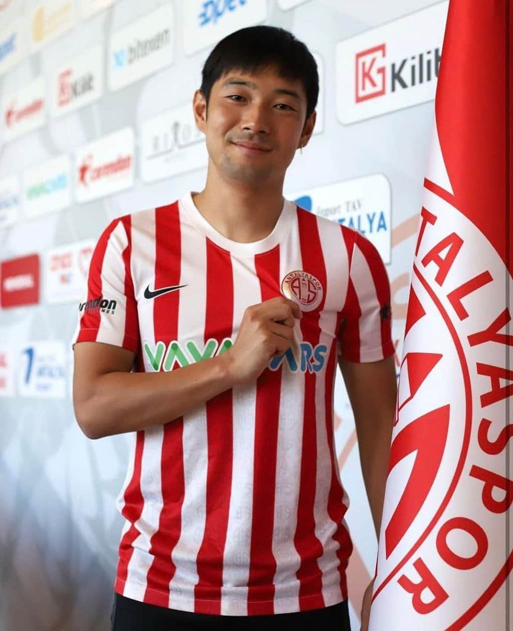 中島翔哉のインスタグラム：「Antalyaspor ailesinin bir parçası olmak benim için büyük bir zevk.  よろしくお願いします！」