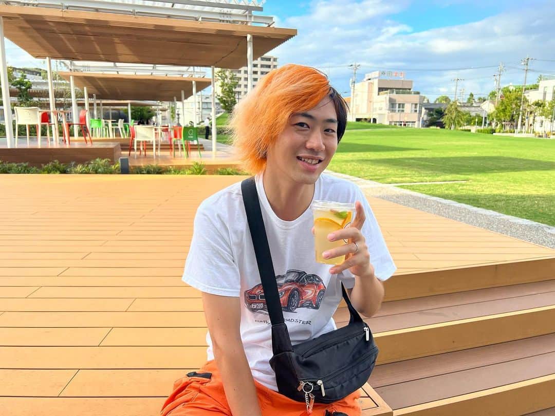 てつやのインスタグラム：「かねてから(←この言葉つまりいつからなんだろう)ずっとやりたいと思っていた「じわじわイケメン化計画」をついに始動させたぜ...この世界、歯が汚かったら何も始まらない。イケメンではなく人間としての一歩目を踏み出すのだ。  てことでこの俺がついに地元岡崎市にあるホワイトエッセンスのホワイトニングに手を出してしまいました。何もわからずビビりながら施術台に寝かされる俺。宇宙人にキャトられた時くらい動揺したけどあっという間に施術終了。心地のいい接客で心まで真っ白です。「痛かったら左手を上げて」というお手本のようなセリフを言われてドキドキしたけど全く手を上げる機会がないまま終了。歯ヤンキーの俺にも優しく色々教えてくれて、思ったより簡単にイケ歯が手に入りそうという希望が湧いてきました。歯を本来の色よりも白くするのって、医療のホワイトニングでしかできないらしい。知ってた？次のスケジュールも立てたし、とことん綺麗になるまでやっちゃうぜ俺...!!!  写真にタグ付けしたホワイトエッセンスの公式アカウント(@whiteessence_official)をフォローして、キャンペーンの投稿をいいね！すると「電動歯ブラシ」があたるらしいからぜひ！！ ※キャンペーン期間：9/15-9/30  #whiteessence #ホワイトエッセンス #ホワイトニング #PR」