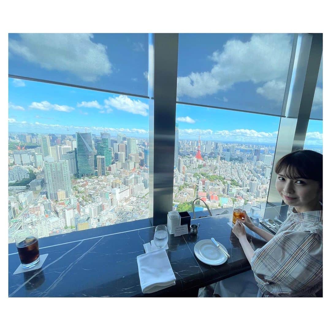 川村優希のインスタグラム：「遠くまで見渡せて気持ち良いです✨ 高層から眺める東京タワーも好き🗼  でも最近都会疲れなのか自然の風景をすごく求めていて… 眩しい新緑に鳥の囀りと小川のせせらぎ音がひたすら流れる動画をよく見ています😂  大自然に囲まれたいのでどこか遠くに行けるといいなぁ🌿  #tokyoview #tokyotower」