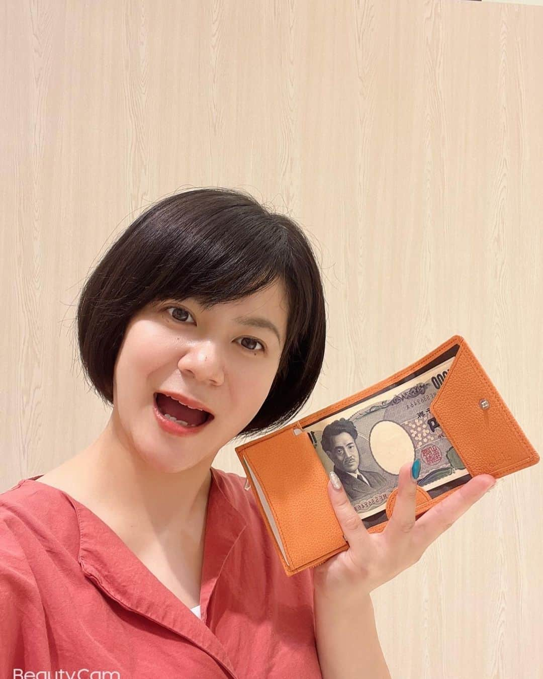 能登瑶子さんのインスタグラム写真 - (能登瑶子Instagram)「昨日のビジネスジャーナルご覧頂きましたか？( ^ω^ ) 見逃した方は11日朝9時〜／13日昼12時半〜群馬テレビで再放送します！  さて、お客様のためならなんでも作ってしまう 株式会社シェリー様から 実はお財布をプレゼントしていただきました(^^) 手のひらくらいの小さなお財布ですが、 使い勝手・収納力ともに抜群！ ミニバックデビューしたかった私にとって 嬉しすぎるプレゼント🎁✨  しかも特許をとっている磁気防止&スキミング防止ポケットが付いてるだけでも凄いのに、1番後ろのカード入れだけは磁気を通す仕様になってるんです！ 楽々タッチ決済にも対応してるなんて至れり尽くせり(*^ω^*)  痒いところに手が届くシェリーの逸品、 今の私のお気に入りです♪  #ビジネスジャーナル#株式会社シェリー#お気に入り#逸品#ミニ#財布#収納力#使い勝手#抜群#特許#磁気防止#スキミング防止#群馬テレビ#群テレ#gtv#フリーアナウンサー」9月10日 18時19分 - noto.1281