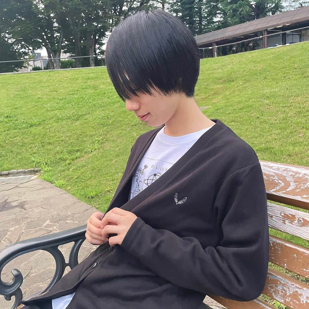 のインスタグラム：「. 「おいしくるメロンパン cubism tour -トワイライト・フィルムショー-」ツアー新グッズのご紹介！  まずはカーディガンから🕊  ■灰羽カーディガン  デザインはナカシマが担当しております📷  ナカシマ着用：XL」