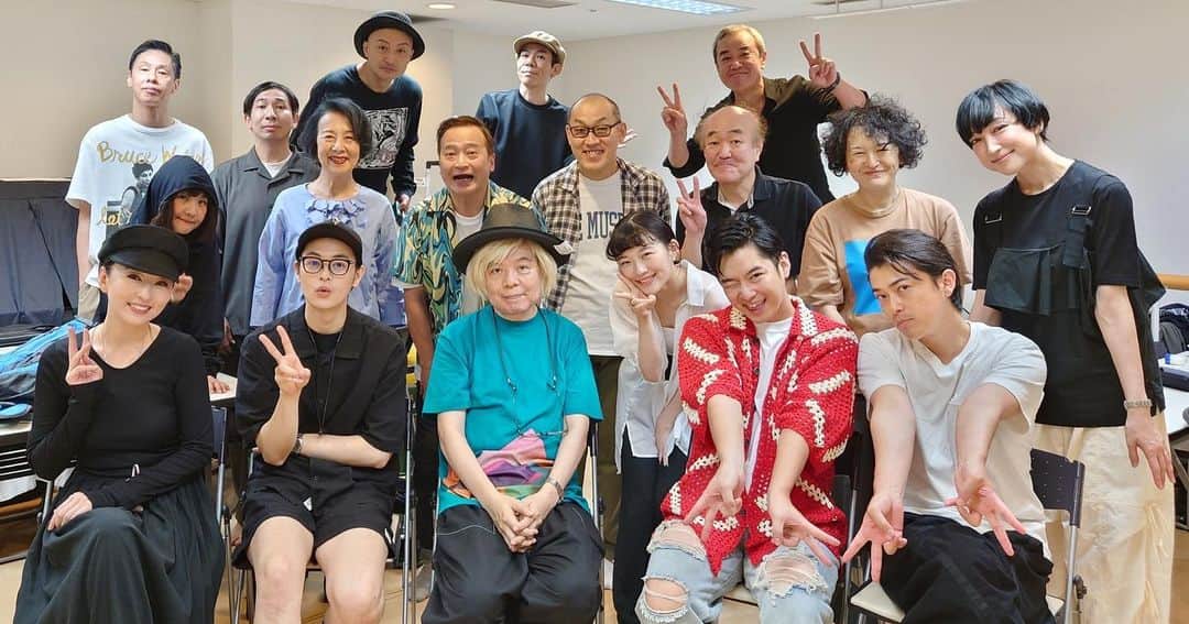 千葉雄大のインスタグラム：「舞台『世界は笑う』 幕を下ろしました。 終わってから徒然してしまいました。 ぽつねんと。 本当にたのしかったです。 全てのみなさま、ありがとうございます。 瀬戸勝地千葉の楽屋もたのしかったです。 また会えるようにがんばります。」