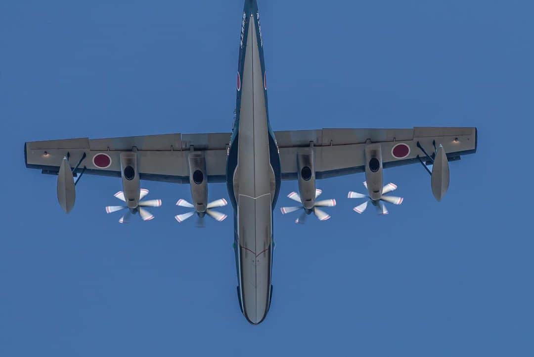 木村真人さんのインスタグラム写真 - (木村真人Instagram)「八戸基地航空祭を基地外から撮影 初めて世界に誇る日本の飛行艇US-2を見ました！ 陸自のコブラに小型機なU-680、千歳基地のF-15イーグル 土日仕事でどうせ行けないと思ってたから今日まで航空祭あること抜けてました…。行ってよかった。 急遽向かったので普段使わない望遠レンズ付けて撮ったからホコリがたくさん映って撮影後のレタッチで消すのが大変でした…。 #八戸基地航空祭 #航空祭 #自衛隊 #us2 ＃u680a #ah1 #f15j #eos30d #ef200mmf28l」9月10日 19時54分 - masato_spinner