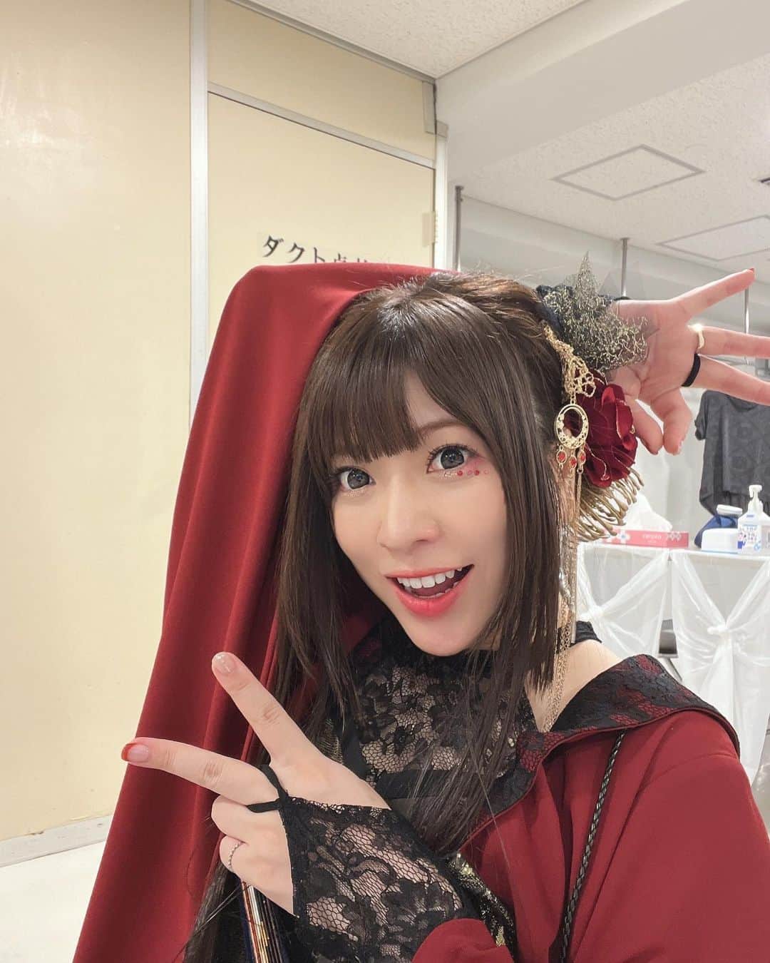鈴華ゆう子のインスタグラム：「ミュージックフェアありがとうございました。 フォニイはフル尺でお届けしました！トークもたっぷりでありがたいです。 コラボは、夜に駈けるを渡辺美里さんと藍井エイルさんと共に歌いました。割り振られた自分のパートが、ハモリ多めだったので頑張りました！(๑`･ᴗ･´๑) そして、本日全国ツアー新潟公演でした。 最初は緊張気味だったお客様も、どんどんボルテージが上がっているのを感じました！ 今日は席が1列目からはいれたみたいですごく近かったですね！ また必ず来ますね！ 新潟の皆さん、これからもよろしく！ ありがとうございました。  #和楽器バンド  #鈴華ゆう子  #ミュージックフェア  #MUSICFAIR」