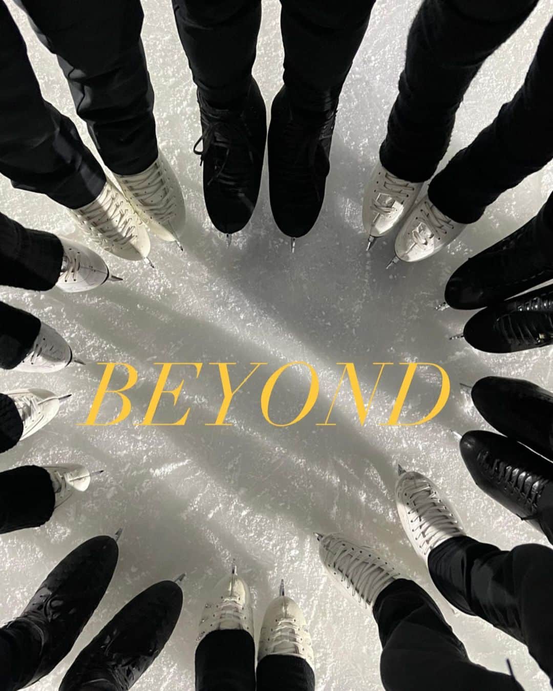 のインスタグラム：「初日無事に滑り終えることができました☺️✨ BEYONDメンバー本当に最高😭❗️❗️❗️❗️❗️ そして本日観に来て下さった方々の拍手にパワーを頂きました😭💕 ここからが旅の始まり❗️もっともっと皆で進化していきます✨✨✨ #BEYOND#浅田真央#最高#初日#メンバー#love#仲間」