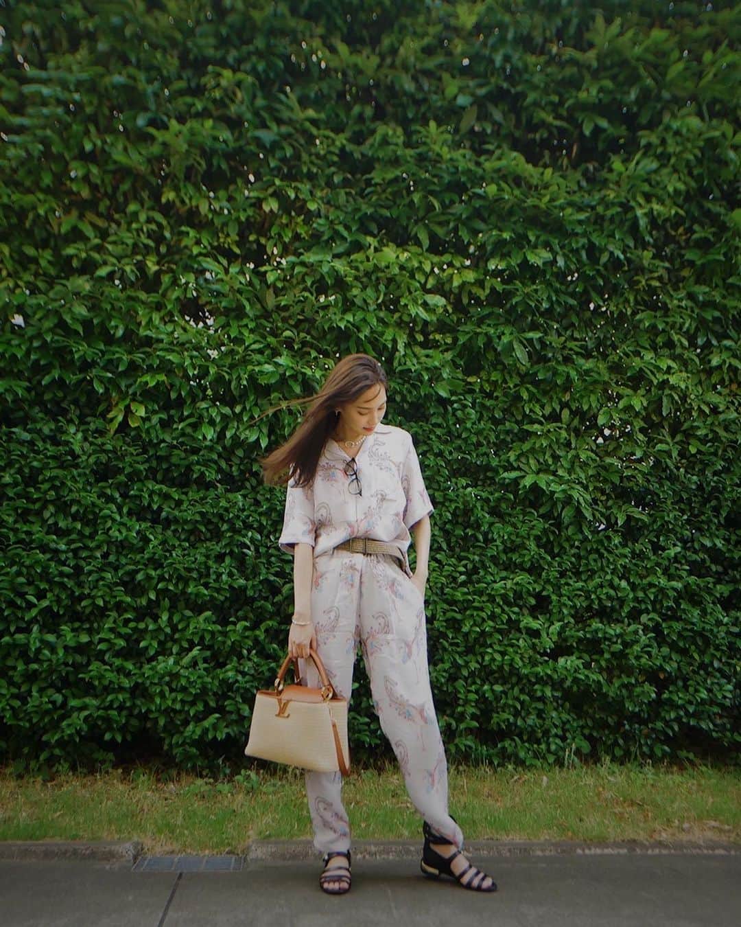 のインスタグラム：「#今日の絢服  柔らかく着心地がいい🌿  setup @nipoaloha  bag @louisvuitton   皆さん満月は見ましたか？🌕🎑 夕方お団子買いに行ったら午前中には売り切れとのこと… 悔しいので明日また買いに行こうと思います…」
