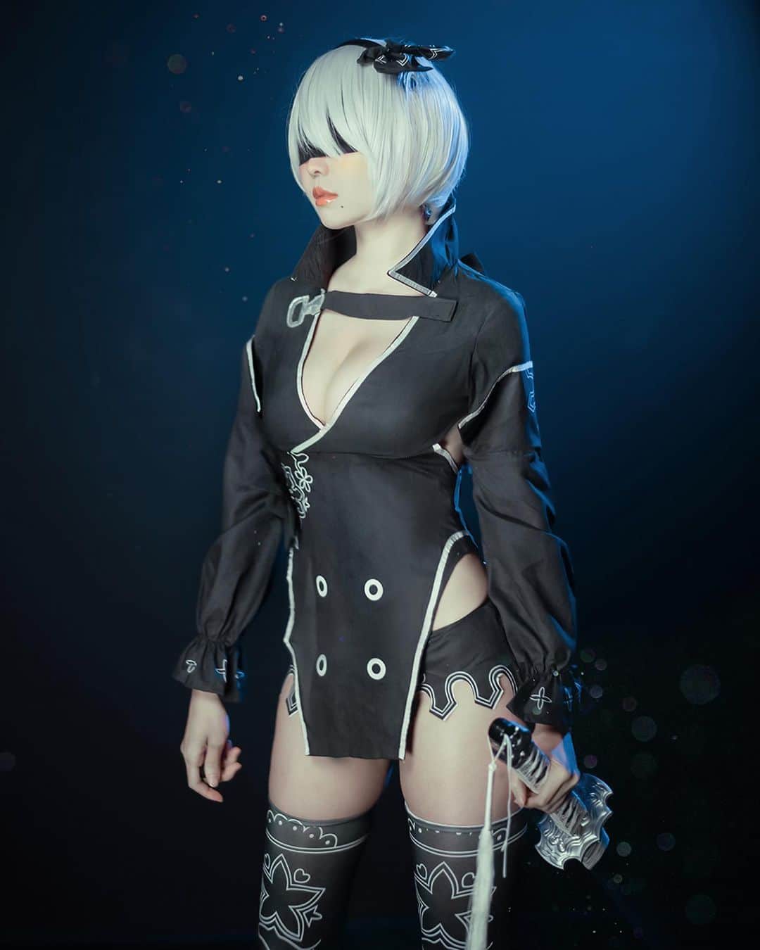 Elyのインスタグラム：「Preview of Septembert 2022 rewards ! This month is lined up ~ all 2B from NieR series.💯 Although it is not a new wifu~, but I played the mobile game version recently, and can't stop my love for 2B💕 I want to cos my favorite styles and share them with you this month ✦More photo set :check in Bio  ✦～✦～✦ お待たせしました～今月の4セットの写真のプレビューはこちらです！ 最近ニーアリィンカーネーション遊びました。✨ やはり昔から大好きな2Bコスプレしたくて、色んなスタイルを挑戦してみました！　  ✦～✦～✦ E子來公開9月的造型啦~!!✨ 這個月一字排開~都是NieR系列的2B 雖然不是大家的新老婆了，但是最近玩了手遊版又燃起對2B小姐姐的愛，想把喜歡的造型都cos一下，在這個月分享給大家  也給自己的長~~到不行的預訂表填個坑💕」