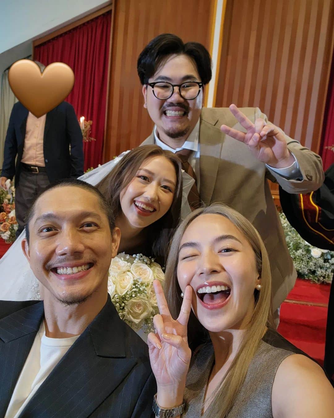 バイトゥーイ・ズワピットのインスタグラム：「ดีใจและยินดีด้วยสุดๆกับเพื่อนคนนี้ @janpat_ ภูมิใจในตัวเจนเสมอ แกเติบโตมาอย่างดีเลยจนถึงวันนี้วันที่แกมีครอบครัวเป็นของตัวเองแล้ว ขอให้ทั้งคู่มีความสุขทุกๆวันนะฮะ 🤍」