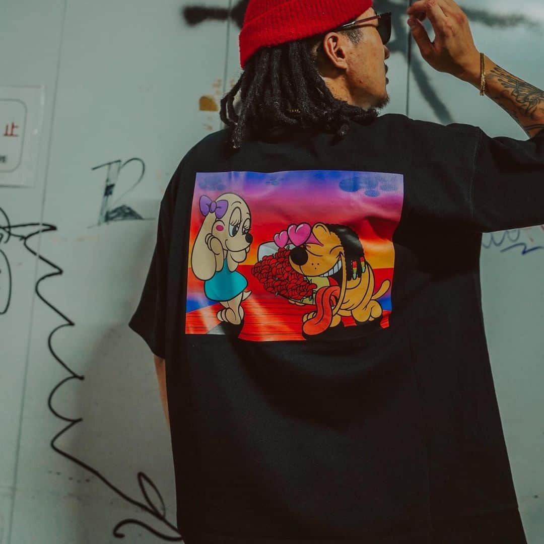 MYのインスタグラム：「㊗️NASTY DOGから新発売㊗️  プロポーズドッグTシャツです🐶 ロマンチックなデザインで可愛いので女の子も是非♪🐶 すぐ無くなるので絶対GETしてください👍  かなり少量限定です💦  #youもこれ着てプロポーズしチャイナ #フリーメイソン」