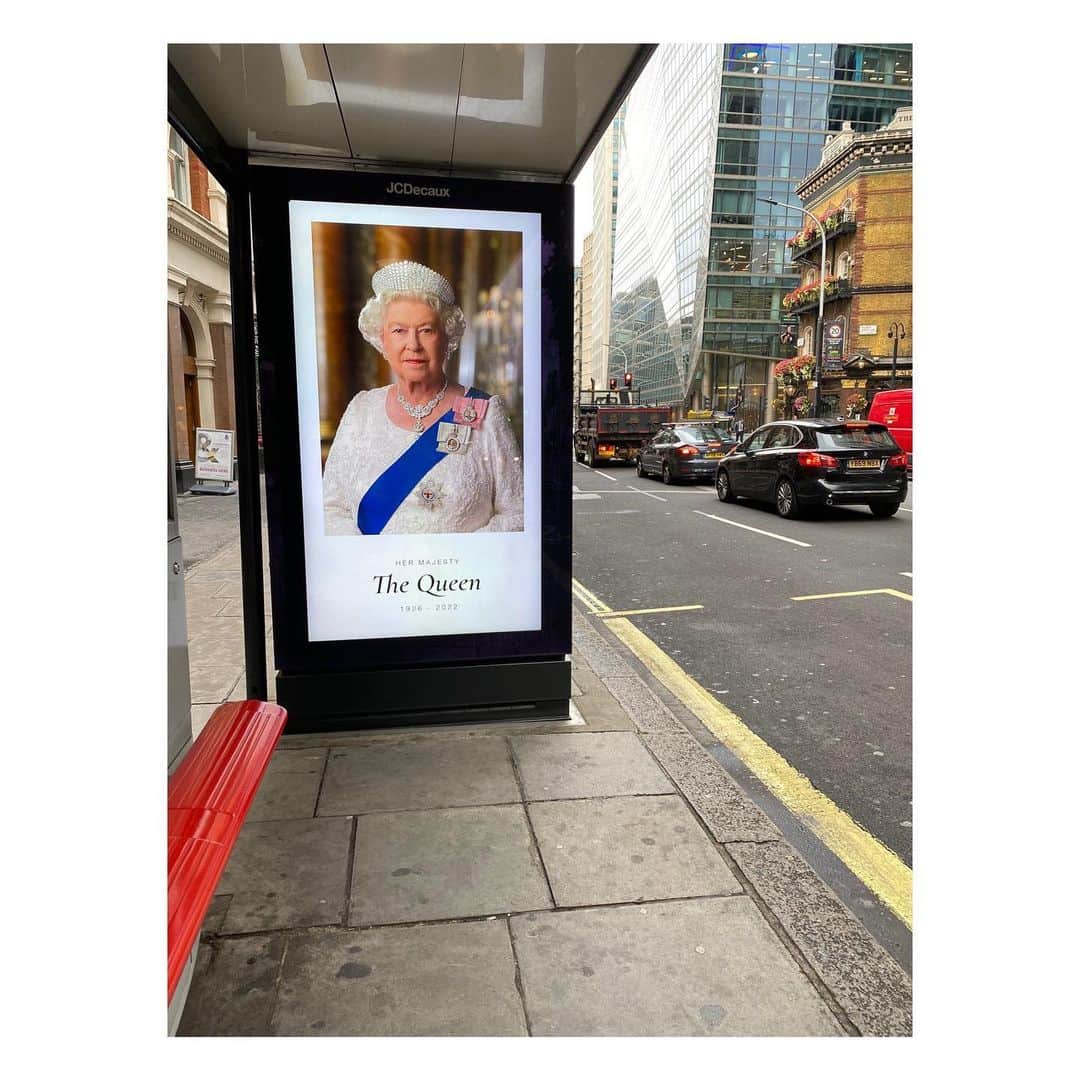 秋元玲奈さんのインスタグラム写真 - (秋元玲奈Instagram)「悲しいニュースの後初めて迎えた週末。  グリーンパークに行ってみると、公園のあちらこちらに手紙を添えた花束が手向けられ、 バッキンガム宮殿周辺は女王陛下への思いを胸に足を運ぶ人々で溢れていました。 また、街中では女王陛下の写真がお店のショーウィンドウ、バス停、カフェの壁など至るところに飾られているのを目にします。 国民だけでなく世界中から愛された女王陛下。私も、幼い頃から親しみを感じている1人でした。  どうぞ安らかにお眠りください。」9月11日 6時37分 - rena_akimoto