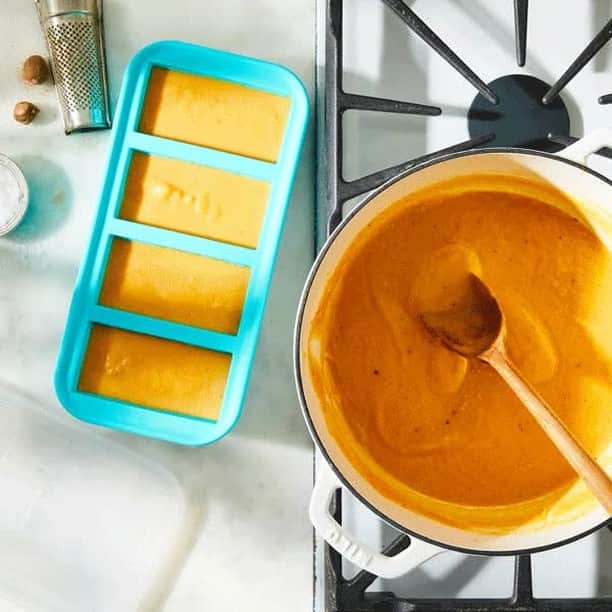 Food52のインスタグラム：「🎶 It's about damn time (@lizzobeeating voice). 🎶 That's right people, it's soup season in our eyes, and @soupercubes are crucial. Freeze stocks, sauces, and soups in individual portions! Just ladle in your creations and snap the lid on top—no odors or freezer burn here. Tap or shop at the link in bio! 📸: @juliagartland #f52community」