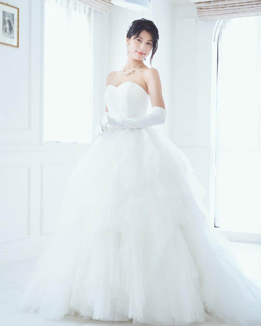 春川芽生のインスタグラム：「文化放送超A&G＋「サンセルモ presents 結婚式は あいのなかで」   テンアゲお召し物ぉぉぉ、の こだわりは長めのグローブと片耳に垂れる存在感ある耳飾り🕊 抜群ヘアメイクさんにもの凄くアク抜きフェイスにしていただきました！笑   アーカイブ配信と、来週放送もよろしくだぁぁ💁‍♂️🎗」