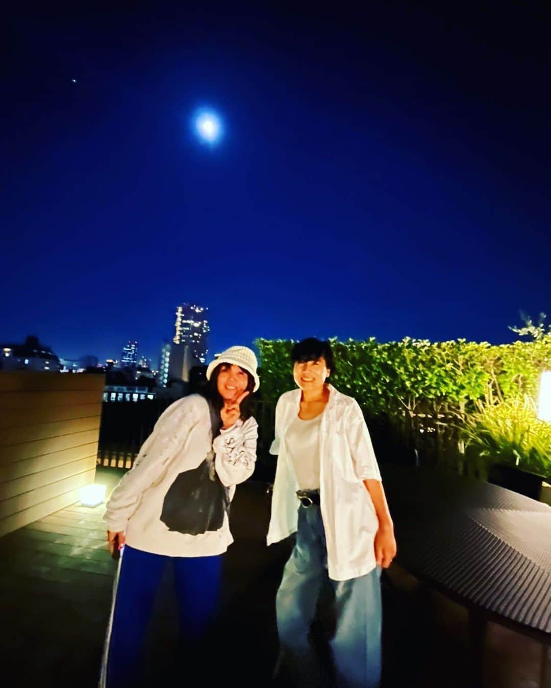 青木さやかさんのインスタグラム写真 - (青木さやかInstagram)「素晴らしいお月さまでした。 小川菜摘さんと。いい夜。 #月 #小川菜摘　さん」9月10日 23時47分 - sayaka___aoki