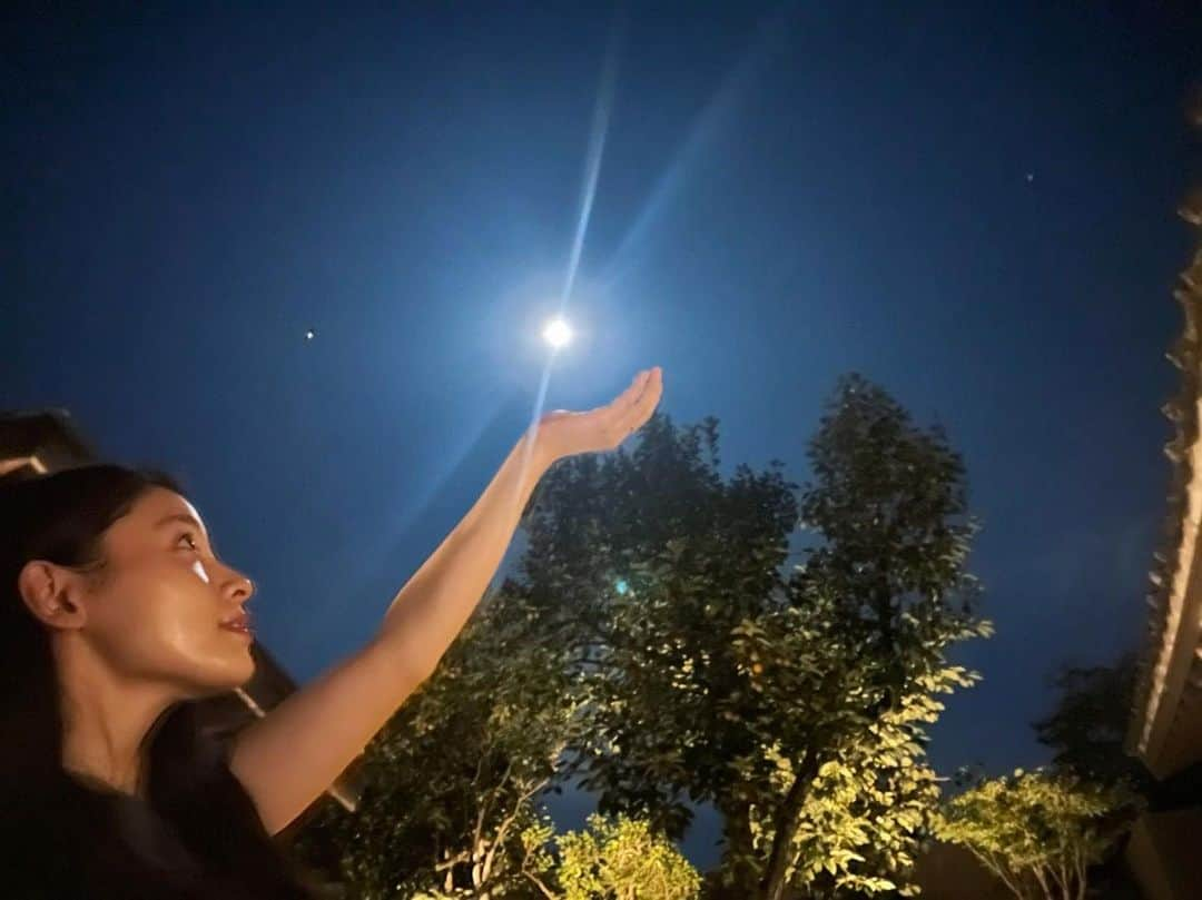 土屋太鳳さんのインスタグラム写真 - (土屋太鳳Instagram)「満月となった中秋の名月🌕 次に中秋の名月が満月と重なるのは ７年後だとか…🤔 貴重な満月の光、 たくさん浴びてくださいね☺️ 月光浴という言葉がありますが 月光浴は心にも身体にも良いそうです🌕✨✨✨ . そんな素敵な夜に 信じられないお知らせを…！ 来週9月17日土曜日23から生放送されます #NHK総合 「 #Venue101 」に  #TAIKING さん🎸と コラボ生出演👀させていただくこととなりました！！！ こりゃ大変だー！！！！！ 何が大変って生放送だからです😱😱😱 間違えて『音楽がもっと楽しくなる…』とか 口走ったらどうしよう！？ . リリースされたばかりの 『Rules feat. 土屋太鳳』の世界を 深い夜に、深〜くご一緒出来たら嬉しいです✨✨✨ そういえば今気づいたのですが TAIKINGさんもイニシャルがTT、 私もイニシャルがTTでした！ だから何ってことはないのですが😅 たぶんもう緊張してるんだと思います😅💦 . よーし月光浴しよ…🌕🐇🎑 . どのかたも、良い夜を…✨✨✨ . #Rules #TAIKING さん #山田健人 さん #TOWNCRAFT」9月10日 23時53分 - taotsuchiya_official