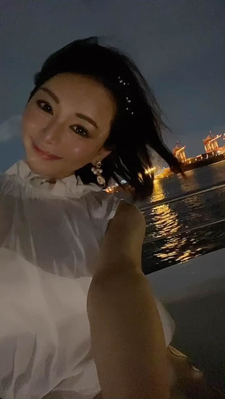 山本彩未のインスタグラム：「幻想的🫶🏻 十五夜だったんだね🌝💓 . . 夏の終わりの良い思い出になった🥰 . . . #クルージング#東京湾#夜景#海」