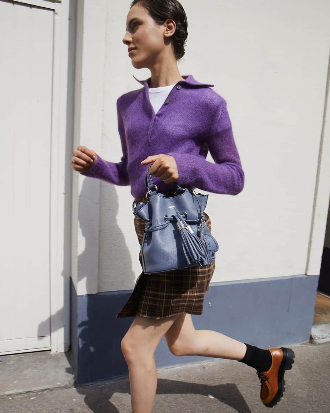 ランセルのインスタグラム：「Running towards my Premier Flirt 💙  Premier Flirt – Grained Leather - Cement   Courir derrière le bonheur 💙  Premier Flirt – Cuir Grainé – Ciment  #PremierFlirtByLancel #FW22 #Lancel」