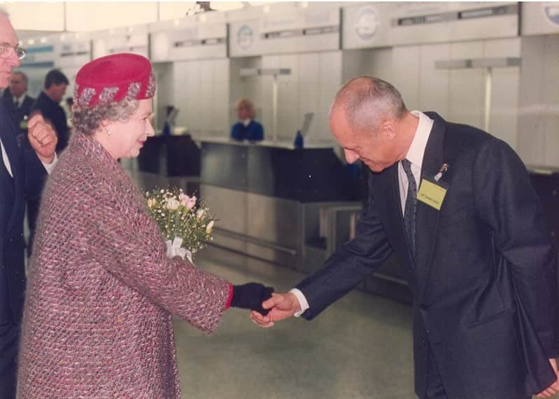 ノーマン・フォスターのインスタグラム：「One of many memorable times with Her Majesty Queen Elizabeth ll - here at the opening of Stansted Airport in 1991 . My tribute follows .」