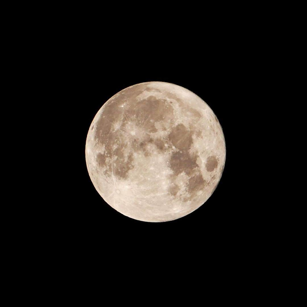 井上裕治のインスタグラム：「中秋の名月🌝 持ってる機材の中じゃ頑張れた📸 α6400 TAMRON 18-300mm 手持ち撮影  今日は月見バーガー🍔食べれた😋  #α6400 #tamron18300 #sony #moon #fullmoon #満月 #月見」