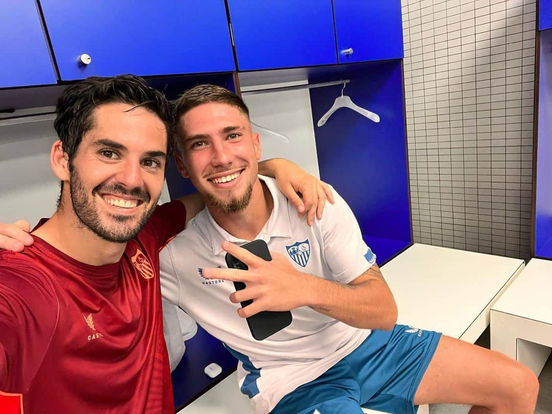 フランシスコ・ロマン・アラルコンのインスタグラム：「@joseangelcarmonaa aquí con pichichi de hoy, que partido hiciste chaval💪💪 grande @sevillafc」