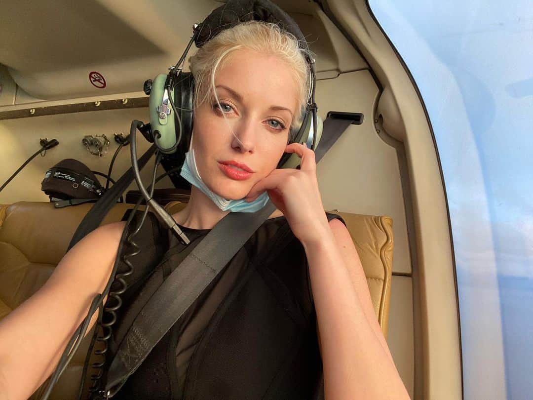Charlotte Stokelyのインスタグラム：「Flying over a giant volcano caldera in a helicopter. 🚁 🌋 👀 ❤️ Have you ever seen a volcano in real life ? I’m obsessed !! 🤩」