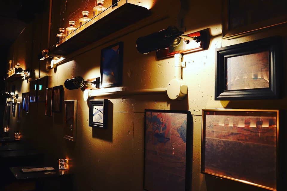 小出翔太のインスタグラム：「壁✖︎アート✖︎サイン  もう壁が半分ぐらいサインで埋まってきた  #BACKS#BAR#神泉#アート#壁#飲食店経営#渋谷#バチェロレッテ2#店舗内装」