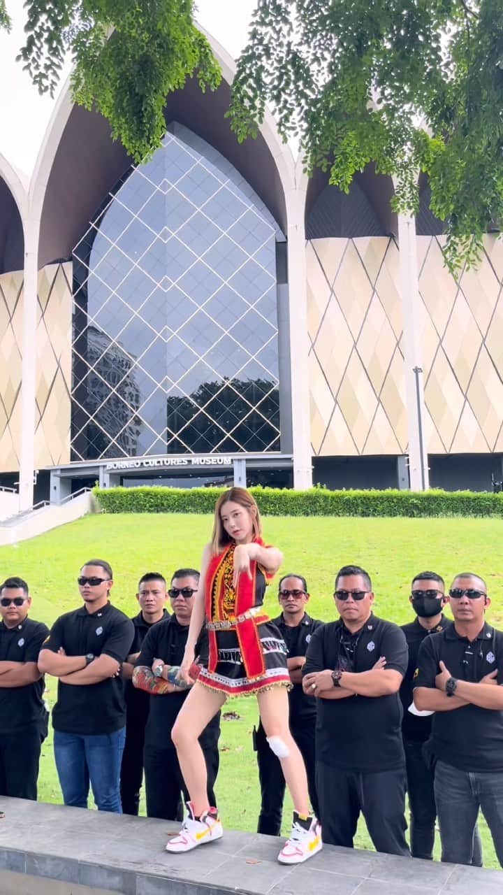 Dj Sodaのインスタグラム：「블핑 댄스 어려워…😭❤️‍🔥 #pinkvenom  Saya amat suka pakai baju Bidayuh ini. Also, did i pass the #pinkvenomchallenge ? 💛❤️🖤」