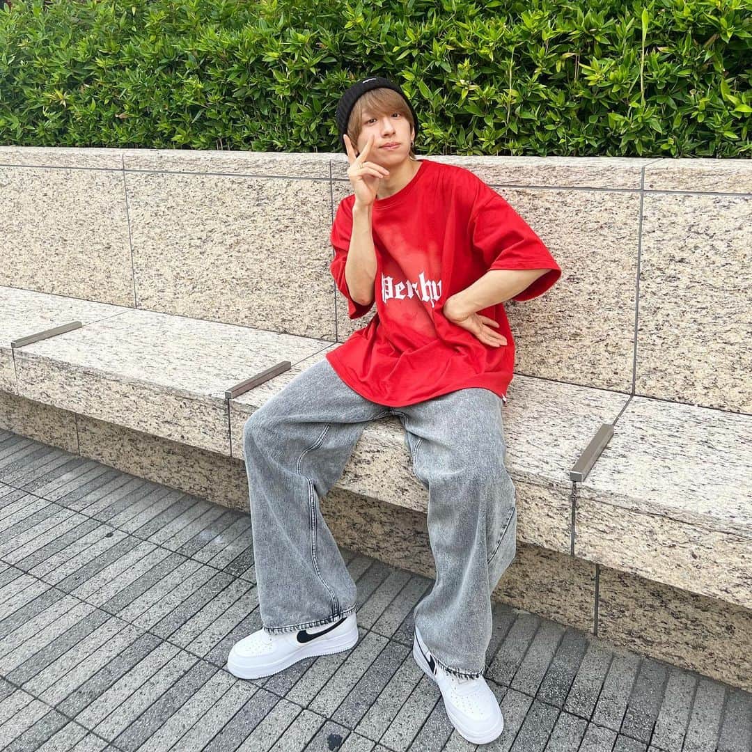 SHOYA【ANFiNY】のインスタグラム：「⁡ ⁡ ⁡ ストリートコーデしてみた🫡🫡🫡 ⁡ こういうのどうですか？(^^) ⁡ 何枚目が好きかも教えてくれたら嬉しいー！ ⁡ ⁡ ⁡ あと！ ⁡ 10月7日御茶ノ水kakadoさんでアコースティックライブ開催します🎤 ⁡ 久しぶりのソロステージ是非聴きに来てほしいし、あと久しぶりのみんなにも会いたいな🌟 ⁡ チケットはストーリーのリンクから購入できるよ〜！ ⁡ 終演後は特典会もあるしみんなとお話しできるのも楽しみにしてます！ ⁡ ⁡ ⁡ #コーディネート #最近はノーマルカメラの方が盛れる」