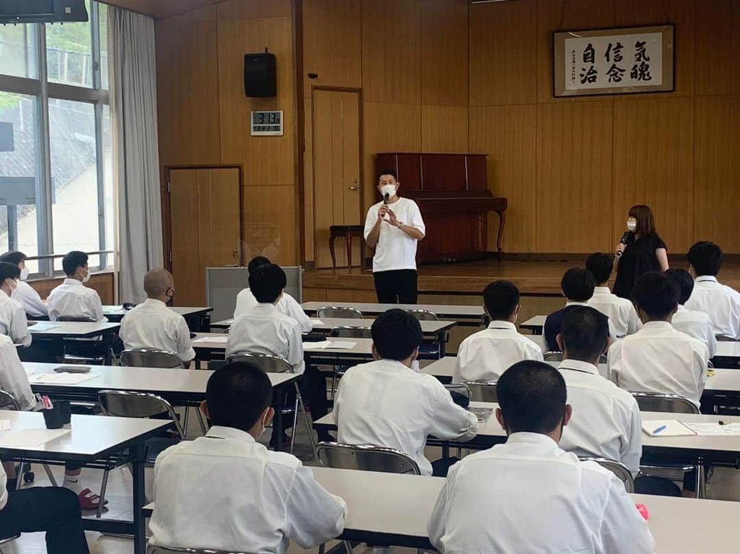 川村卓也のインスタグラム：「. 先日、スポーツフィールドさんのお力を貸りて  京都府福知山市にある 京都共栄学園高校に 行かせていただきました。  学生の授業の時間に教壇に立ち 講義をやらせていただいたのは 初めてでした！  自分の高校時代の話や経験談などを 話させていただきました！  学生のみんなのなにかの きっかけになってくれていたら 嬉しいです！ みんな寝ないで聞いてくれて ありがとう！笑  授業後は顧問の谷口先生にお誘い頂き 部活動をしている体育館へ！  偉そうにアドバイスしちゃったかもしれないけど 学生の伸び代を肌で感じると こちらとしても力が入ってしまいました！  授業でも部活動でも 貴重なお時間いただき ありがとうございました！  #スポーツフィールド #京都共栄学園」