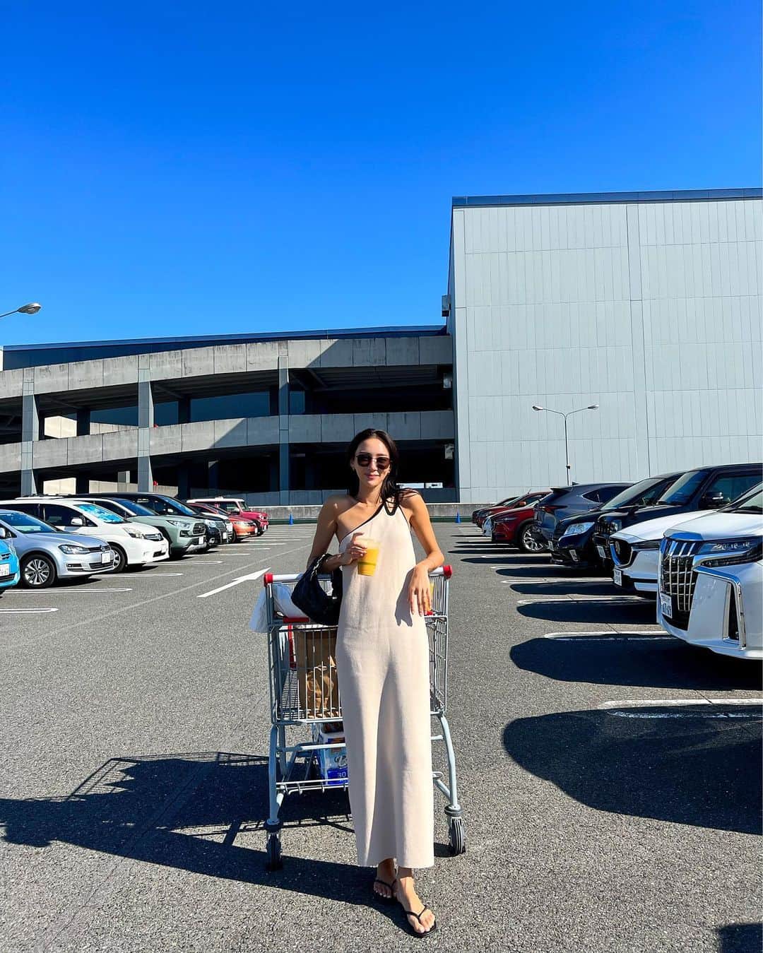 のインスタグラム：「yesterday🤍  コストコに行って買い出し🫶🏽 天気良くて 肩出しワンピ✨ @searoomlynn_official   #outfit #ootd #fashion」