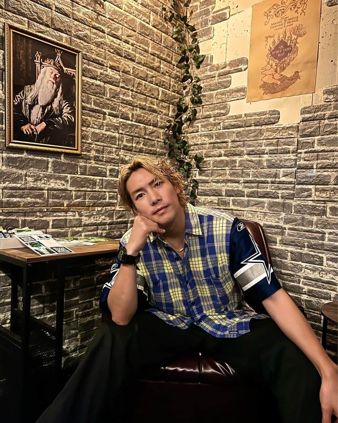 ジョーブログのインスタグラム：「チャンネル登録170万人突破！ほんまに皆んなに感謝です。 日々、目標を持って楽しく頑張れてるのも見てくれてる皆さんや、支えてくれてる周りの皆んなのおかげやわ。 まずは200万人と走り出してから順調に再生も登録者も伸びていってて、やっぱり俺はYouTube通して世の中に自分の想った発信を届けるのが大好きなんやなあと実感させられてます。 これからも歩を止めずに周りへの感謝を忘れずに、走り続けたいと思う。 まだまだ始まったばかり。常に今が0でここからがスタートだと思って本気で頑張っていくぜ！  P.S. パーマ当ててみた🤣 今晩の動画もお楽しみに〜」